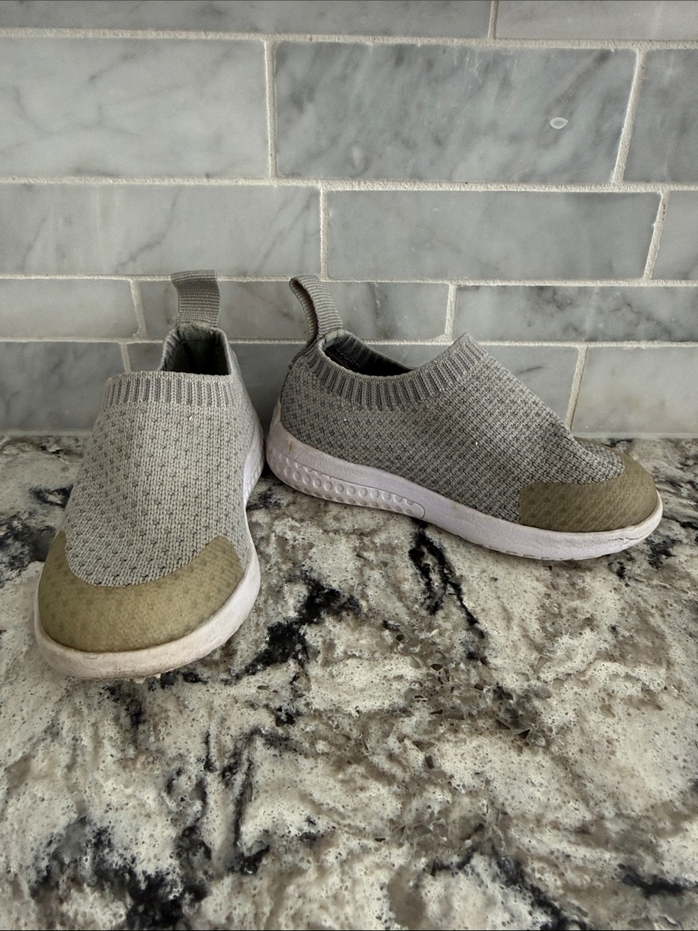 HEYFOLKS or MINIMOC Kids Slip-On Knit Sneakers in Light Grey, Size C5.